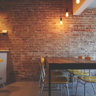 Een massief houten tafel als blikvanger in je interieur