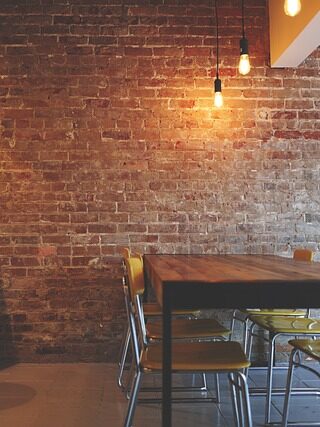 Een massief houten tafel als blikvanger in je interieur