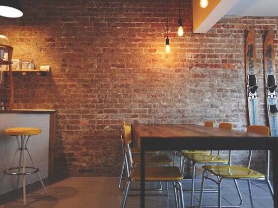 Een massief houten tafel als blikvanger in je interieur